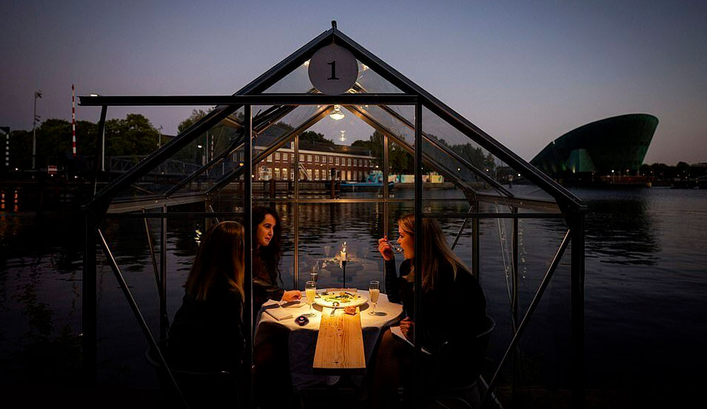 Прозрачные стены и освещение создают романтическую атмосферу на летней площадке ресторана | новости Дом Видео