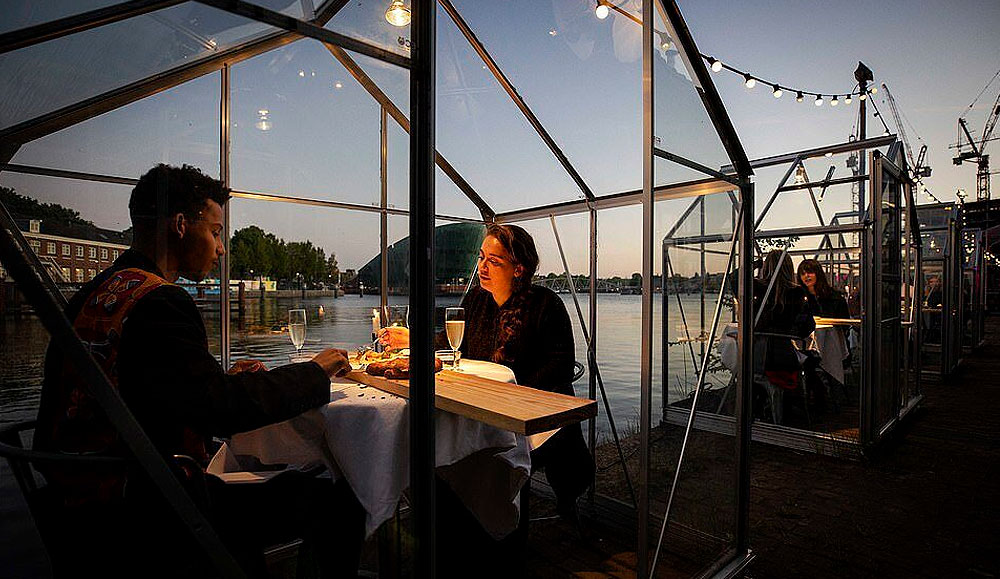 Фото Ужин при свечах с прекрасным видом на закат на летней площадке ресторана в эпоху коронавируса | новости Дом Видео